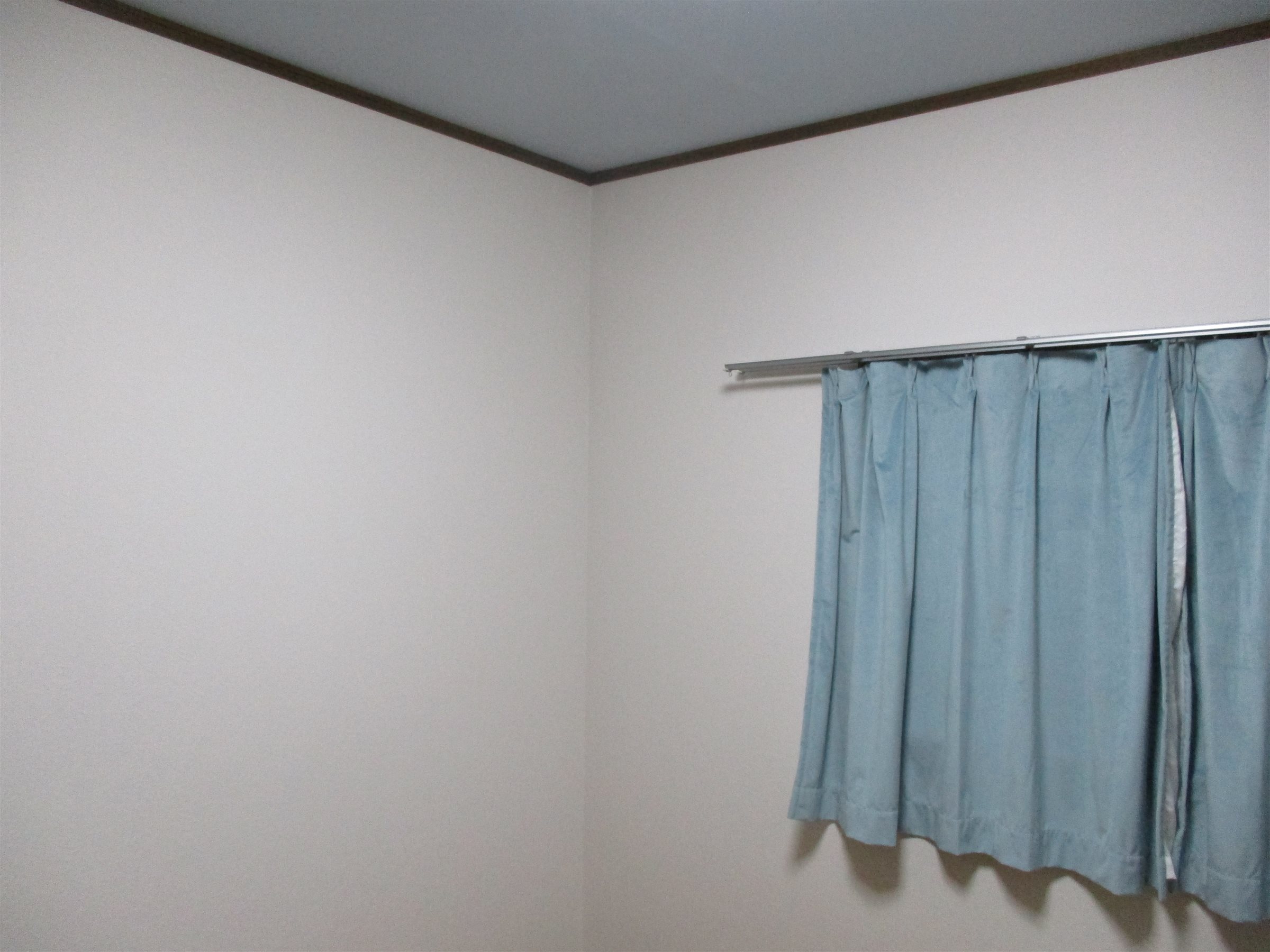 【子ども部屋】カーテンの色に合わせて天井を空色に。